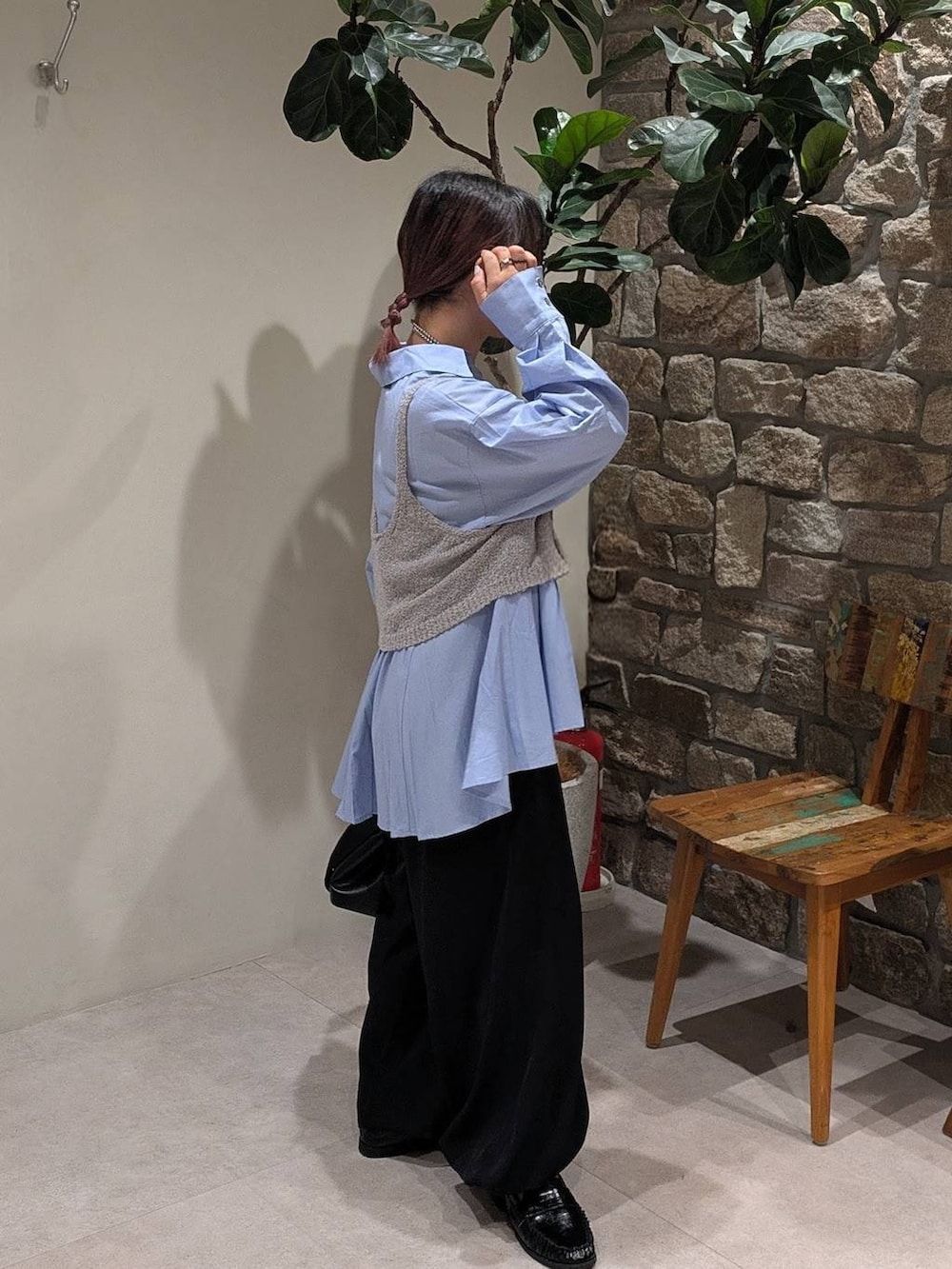 ブラック系のローファー、グレー系のその他トップス、ブラック系のトートバッグを着用したレディースの春コーディネートの2枚目の写真