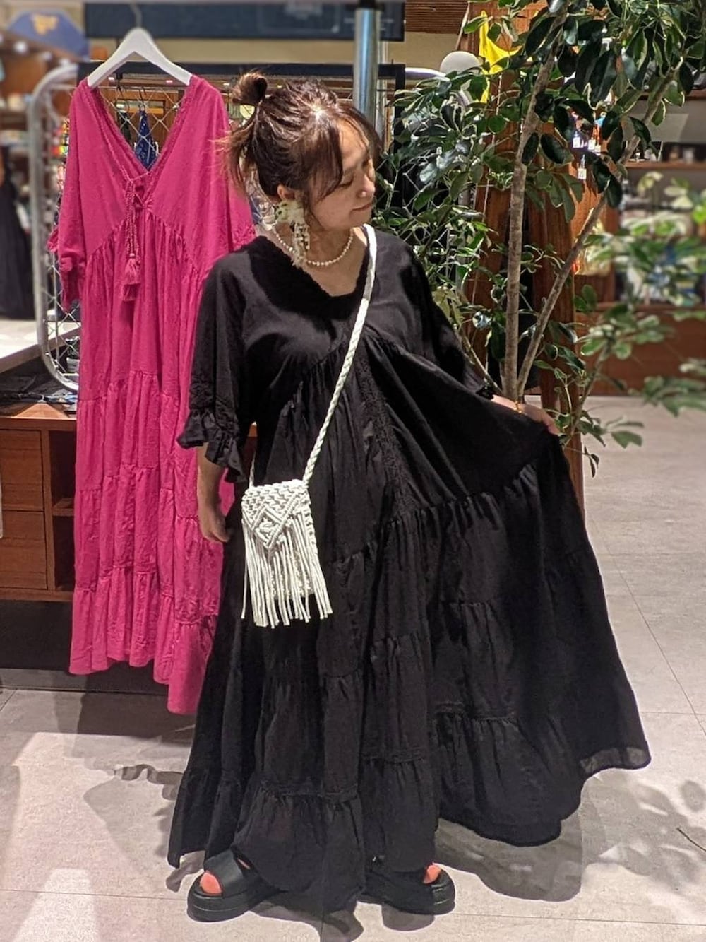 ブラック系のサンダル、ピンク系のワンピース、ブラック系のワンピースを着用したレディースの夏コーディネートの2枚目の写真
