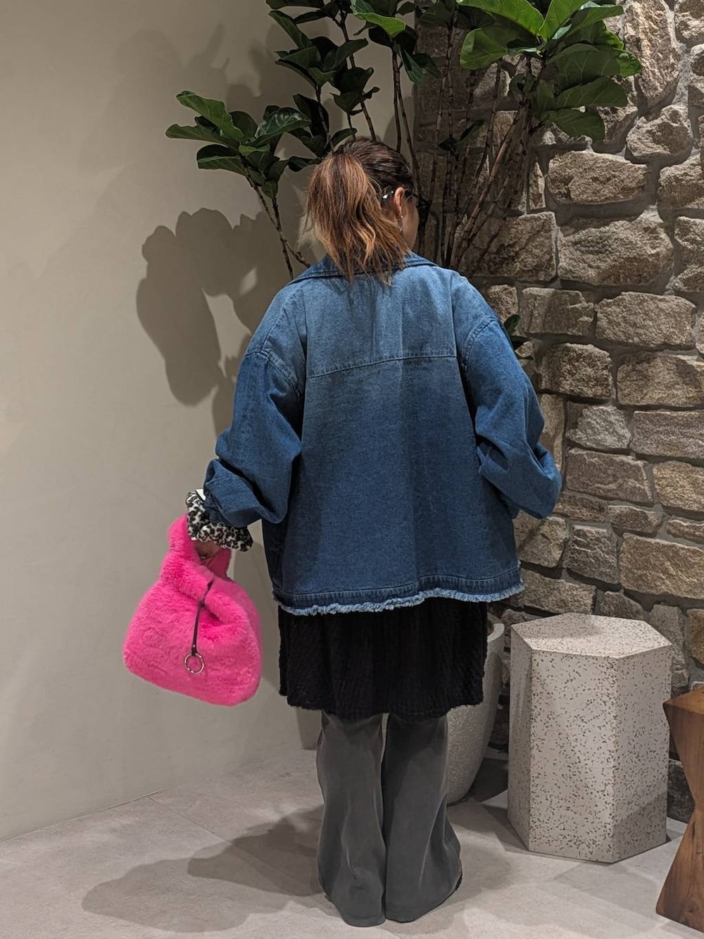 ブルー系のブルゾン、グレー系のTシャツ/カットソー、グレー系のその他パンツを着用したレディースの秋コーディネートの6枚目の写真