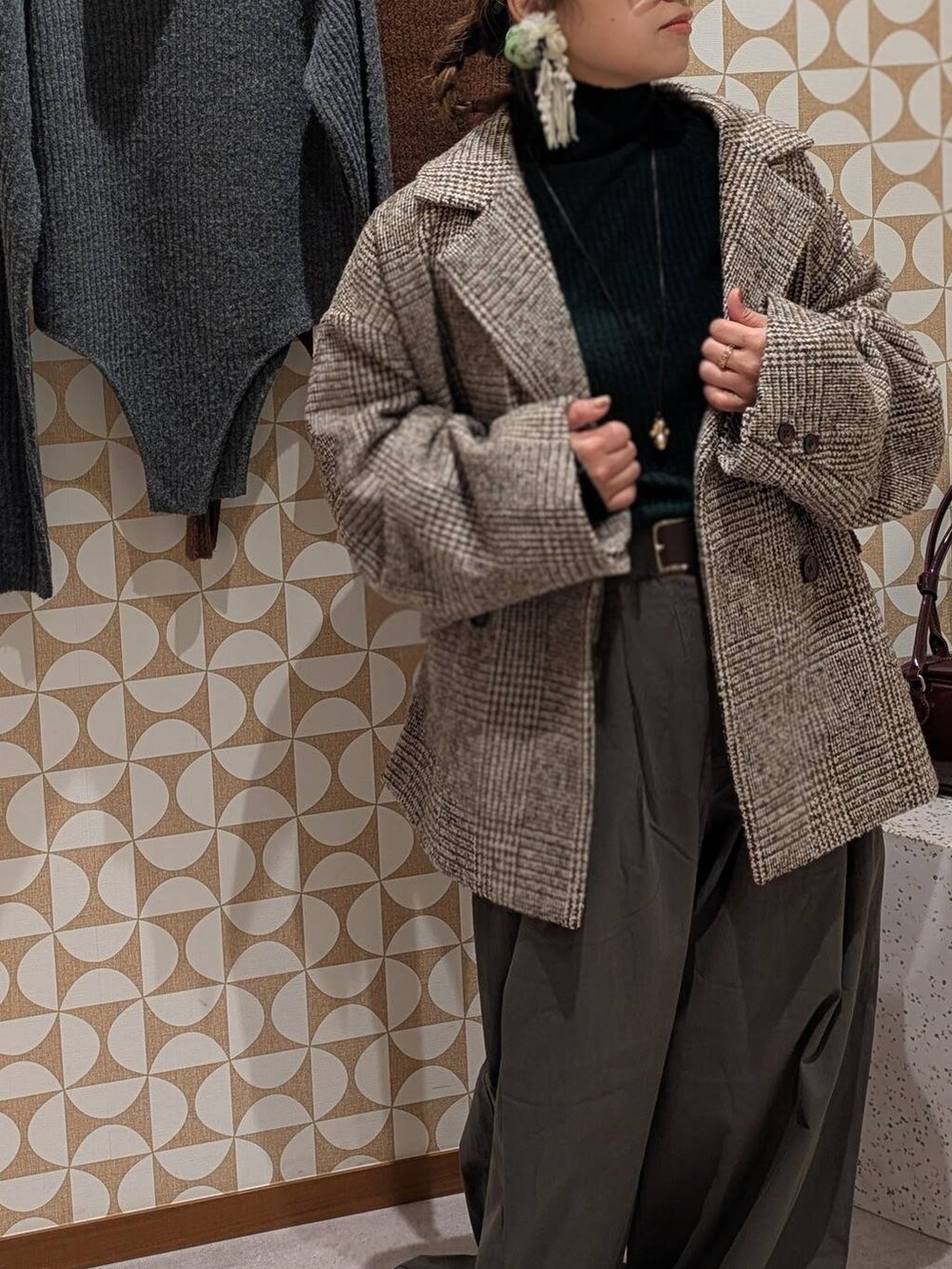 その他のローファー、グレー系のチノパンツ、ブラウン系のニット/セーターを着用したレディースの秋コーディネートの4枚目の写真