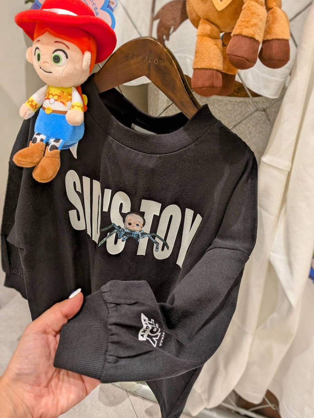 ホワイト系のTシャツ/カットソー、ブラック系のTシャツ/カットソー、パープル系のTシャツ/カットソーを着用したキッズの夏コーディネートの2枚目の写真