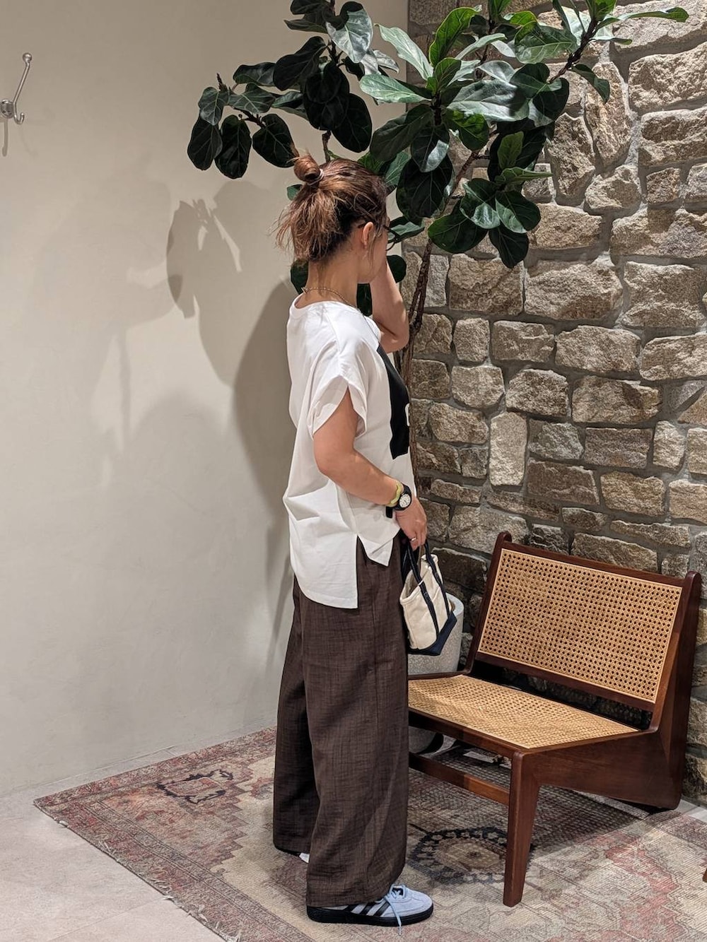 ブルー系のスニーカー、ブルー系のショルダーバッグ、ブラウン系のその他パンツを着用したレディースの夏コーディネートの2枚目の写真