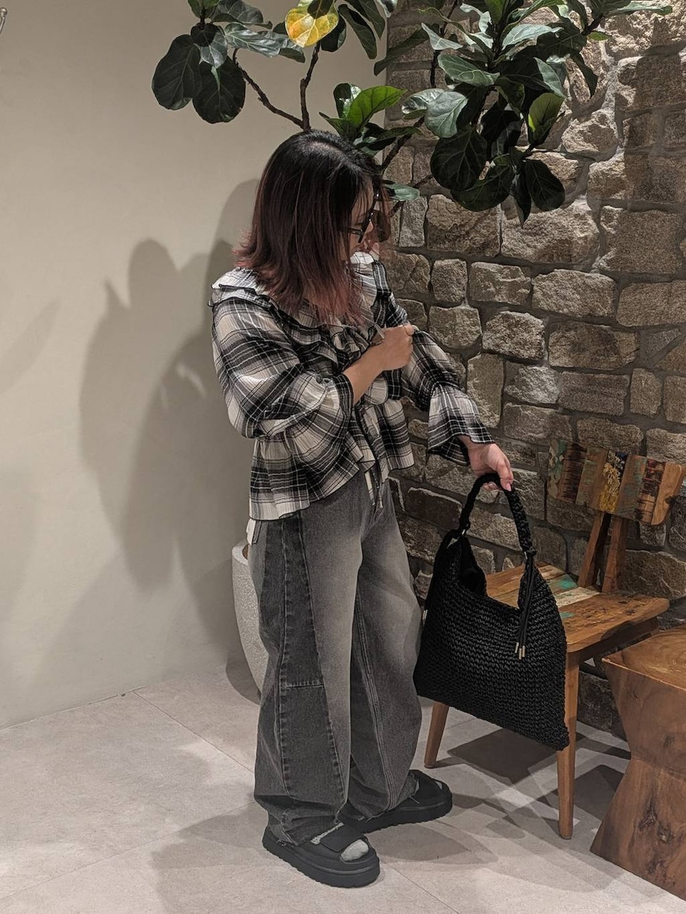 ブルー系のキャミソール、ブラック系のサンダル、ブラック系のトートバッグを着用したレディースの春コーディネートの2枚目の写真