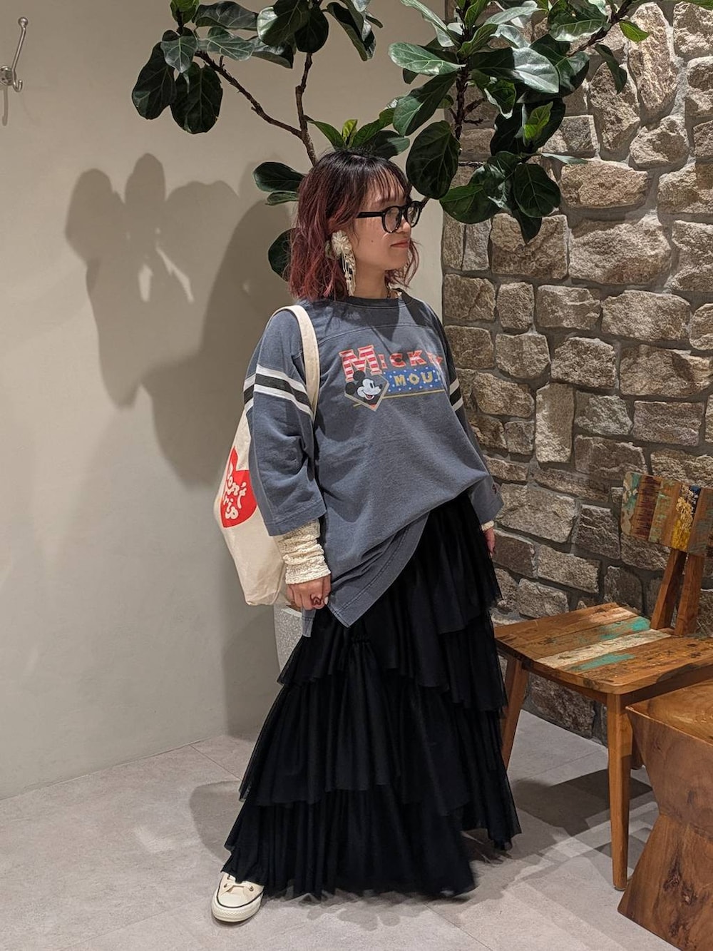 ホワイト系のスニーカー、ベージュ系のトートバッグ、ホワイト系のTシャツ/カットソーを着用したレディースの春コーディネートの3枚目の写真