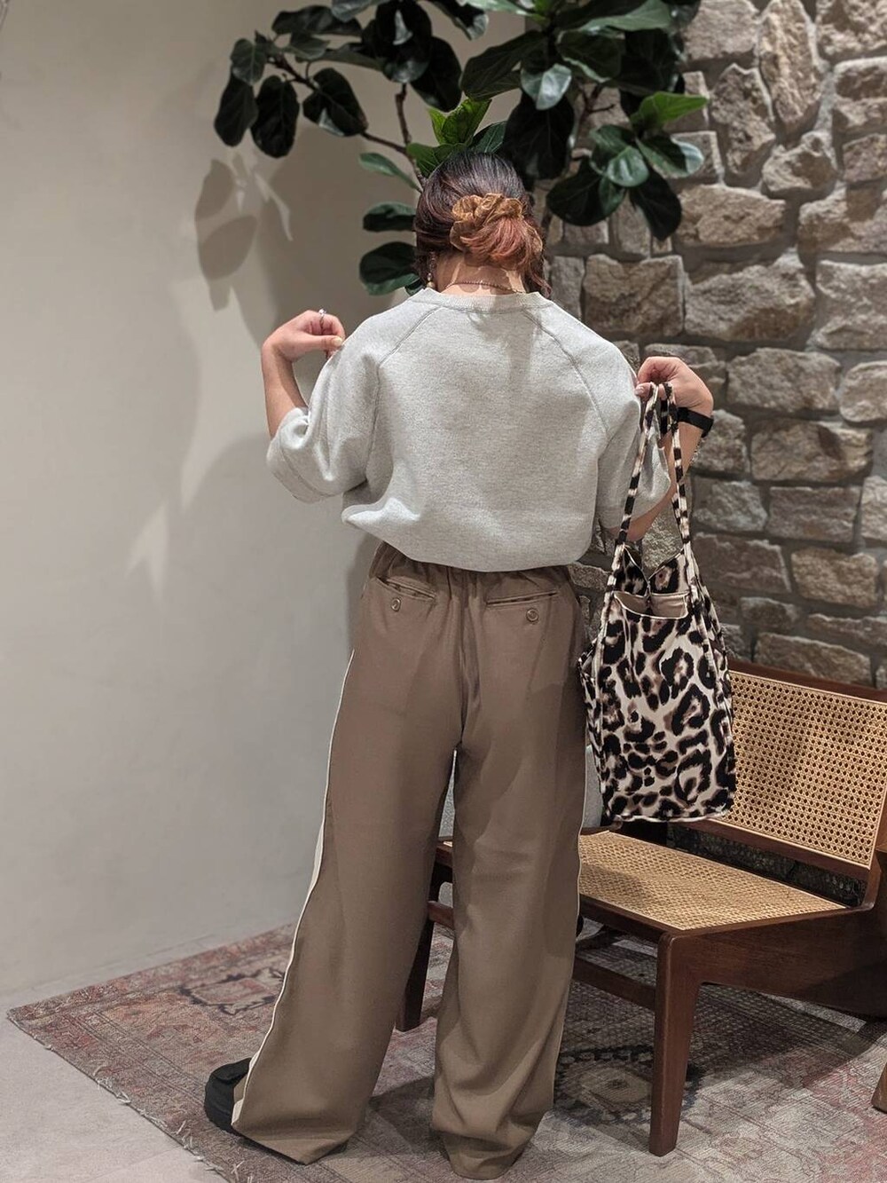 ベージュ系のトートバッグ、グレー系のスウェットを着用したレディースの春コーディネートの3枚目の写真