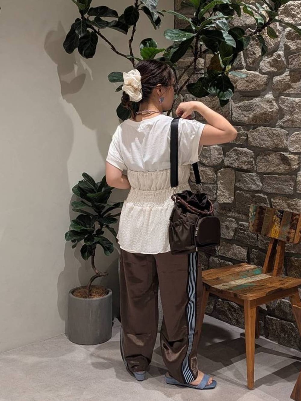 ホワイト系のTシャツ/カットソー、ブラウン系のその他パンツ、ホワイト系のシャツ/ブラウスを着用したレディースの夏コーディネートの4枚目の写真