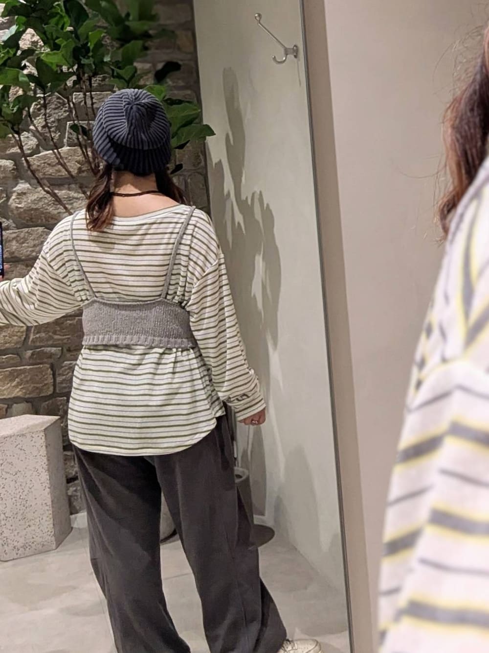 グレー系のスウェットパンツ、グレー系のキャミソール、ホワイト系のTシャツ/カットソーを着用したレディースの秋コーディネートの2枚目の写真
