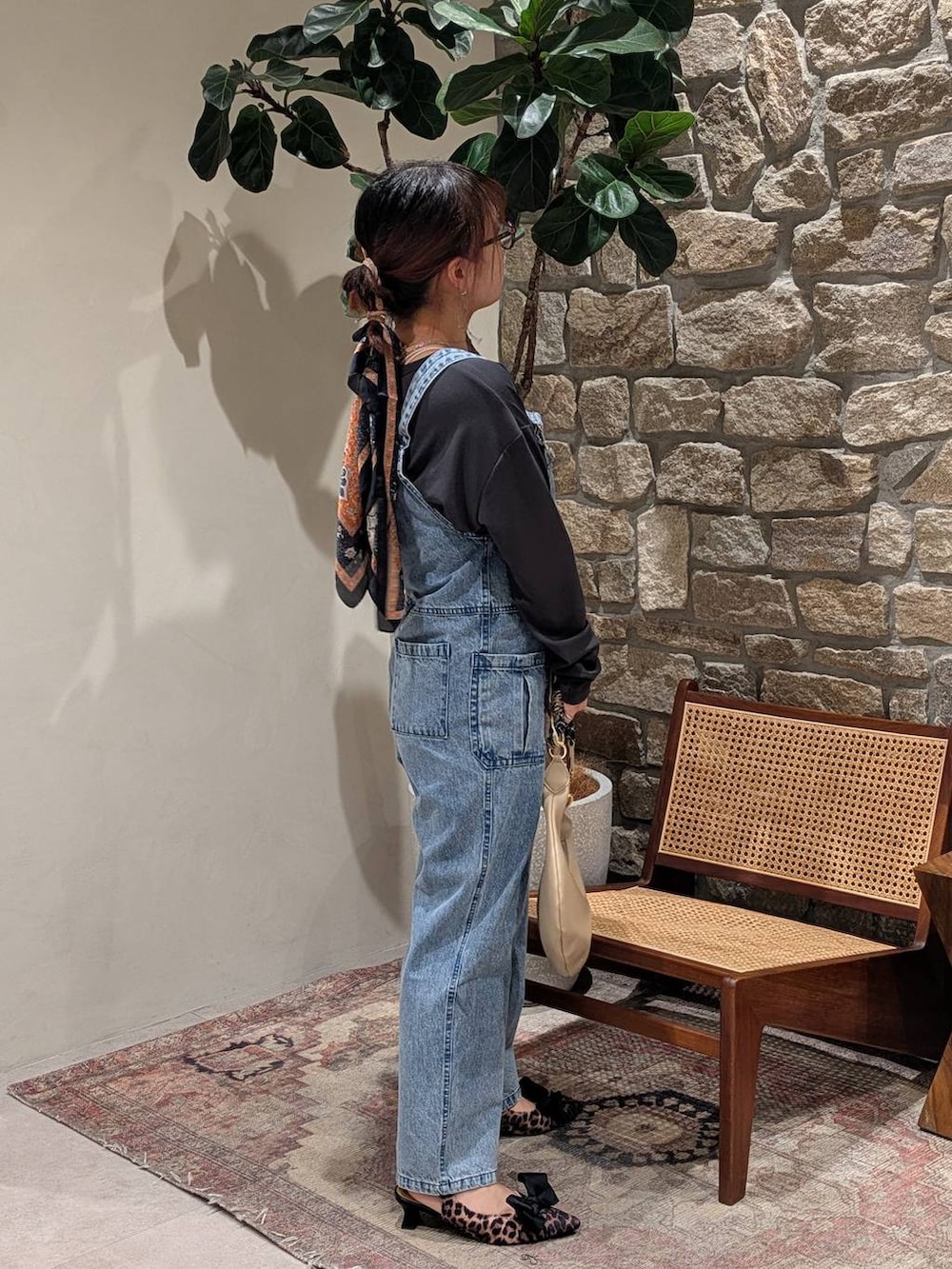 「大人カジュアル、キッズ服、サロペット、BAYFLOWJEANS_BAYFLOW、ロンT、パンプス、ラフ、ベイフローのデニム _BAYFLOW、ヘルシー、スカーフ、ヘアアレンジ、ママコーデ、メガネ女子、きれいめカジュアル、おでかけ」｜「BAYFLOWの[足にフィットする]フレフィットリボンミュール（パンプス、その他）」を使った、sunabfさん（レディース・148cm）の春コーディネートの3枚目の写真
