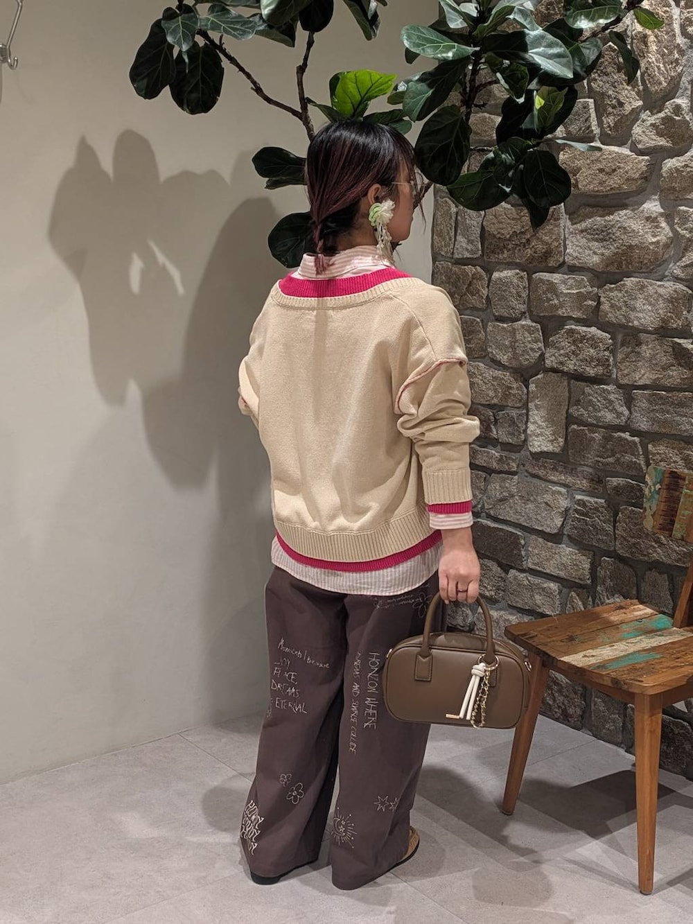 ピンク系のシャツ/ブラウス、ベージュ系のローファー、ベージュ系のカーディガン/ボレロを着用したレディースの春コーディネートの2枚目の写真