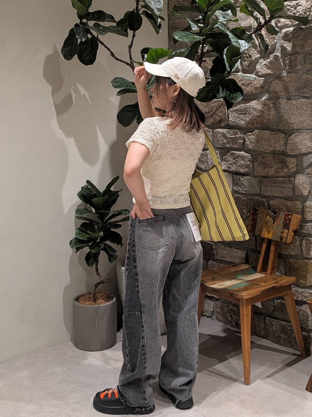 ブラック系のサンダル、ブラック系のデニムパンツ、ホワイト系のTシャツ/カットソーを着用したレディースの春コーディネートの4枚目の写真