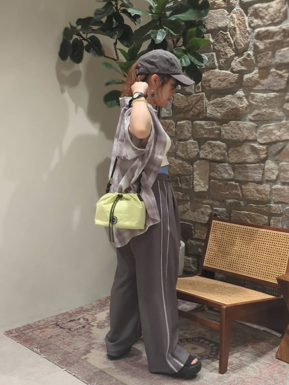 「低身長、差し色コーデ、個性派、シアートップス、シャツ、カップ付きインナー、パンツ、ワイドパンツ、サンダル、厚底サンダル、ショルダーバッグ、ベイフローのシアーアイテム_BAYFLOW、スポーティ、メンズライク、キャップ」｜「BAYFLOWのミックスフレームサングラス（サングラス、ブラウン系）」を使った、sunabfさん（レディース・148cm）の春コーディネートの2枚目の写真