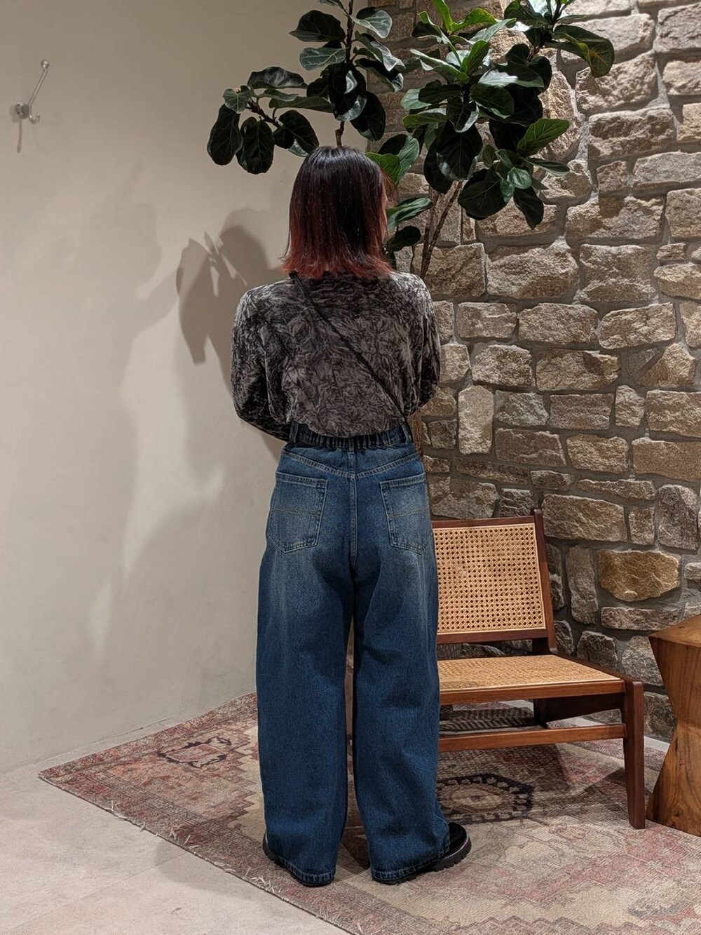 ベージュ系のショルダーバッグ、ブルー系のデニムパンツ、グレー系のTシャツ/カットソーを着用したレディースの冬コーディネートの4枚目の写真