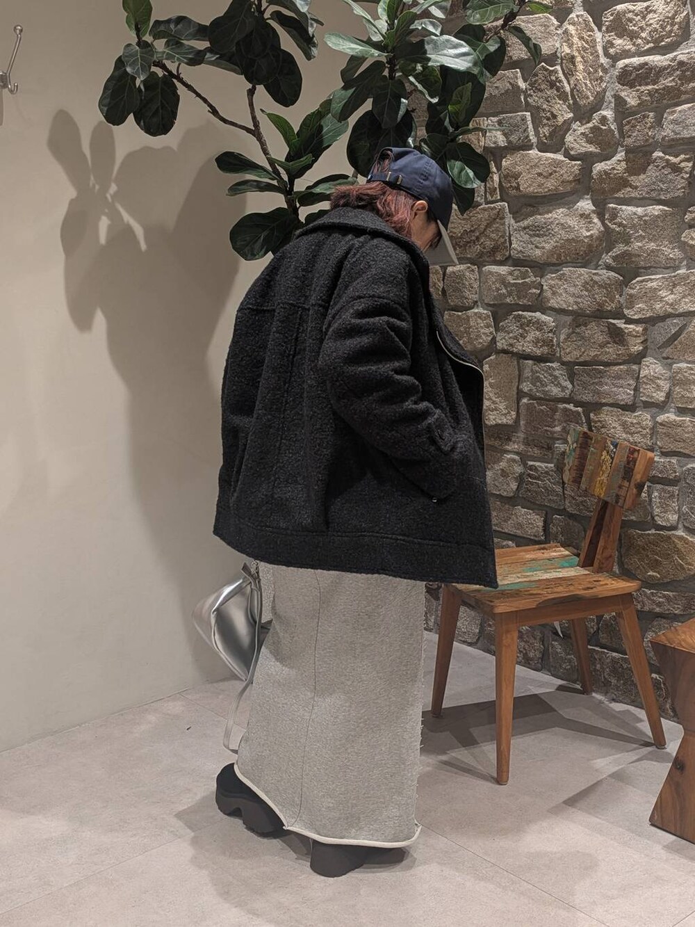 グレー系のその他アウター、シルバー系のハンドバッグ、ホワイト系のニット/セーターを着用したレディースの冬コーディネートの5枚目の写真