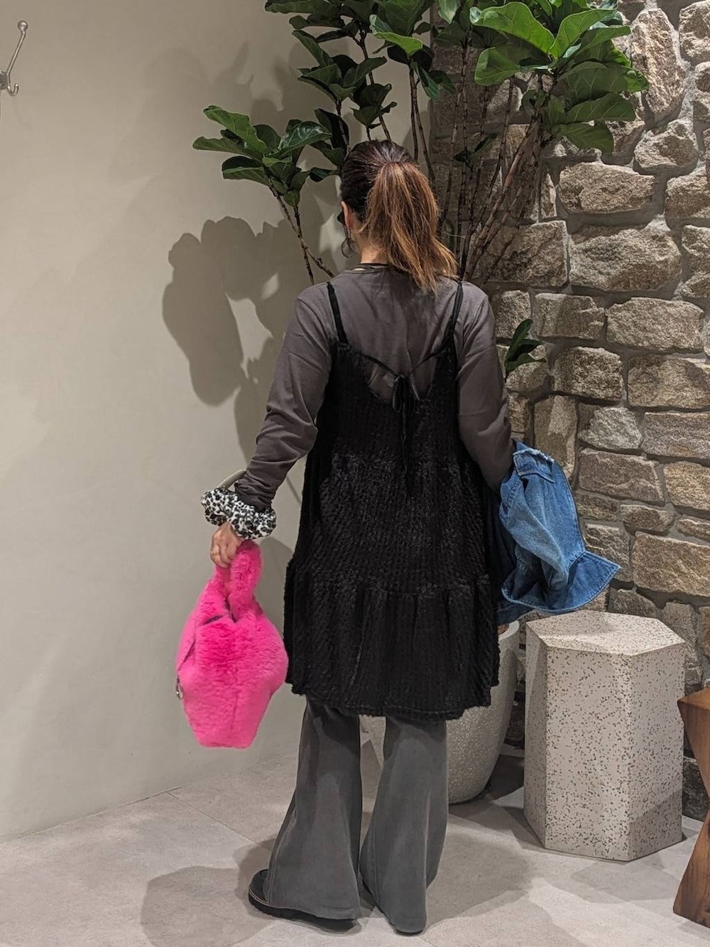 ブルー系のブルゾン、グレー系のTシャツ/カットソー、グレー系のその他パンツを着用したレディースの秋コーディネートの2枚目の写真