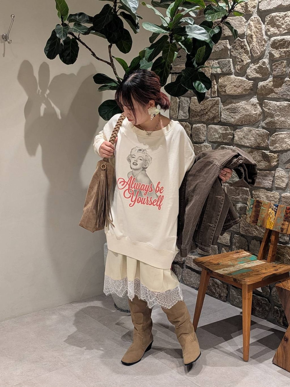 ベージュ系のトートバッグ、ベージュ系のブーツ、ベージュ系のスウェットを着用したレディースの冬コーディネートの3枚目の写真