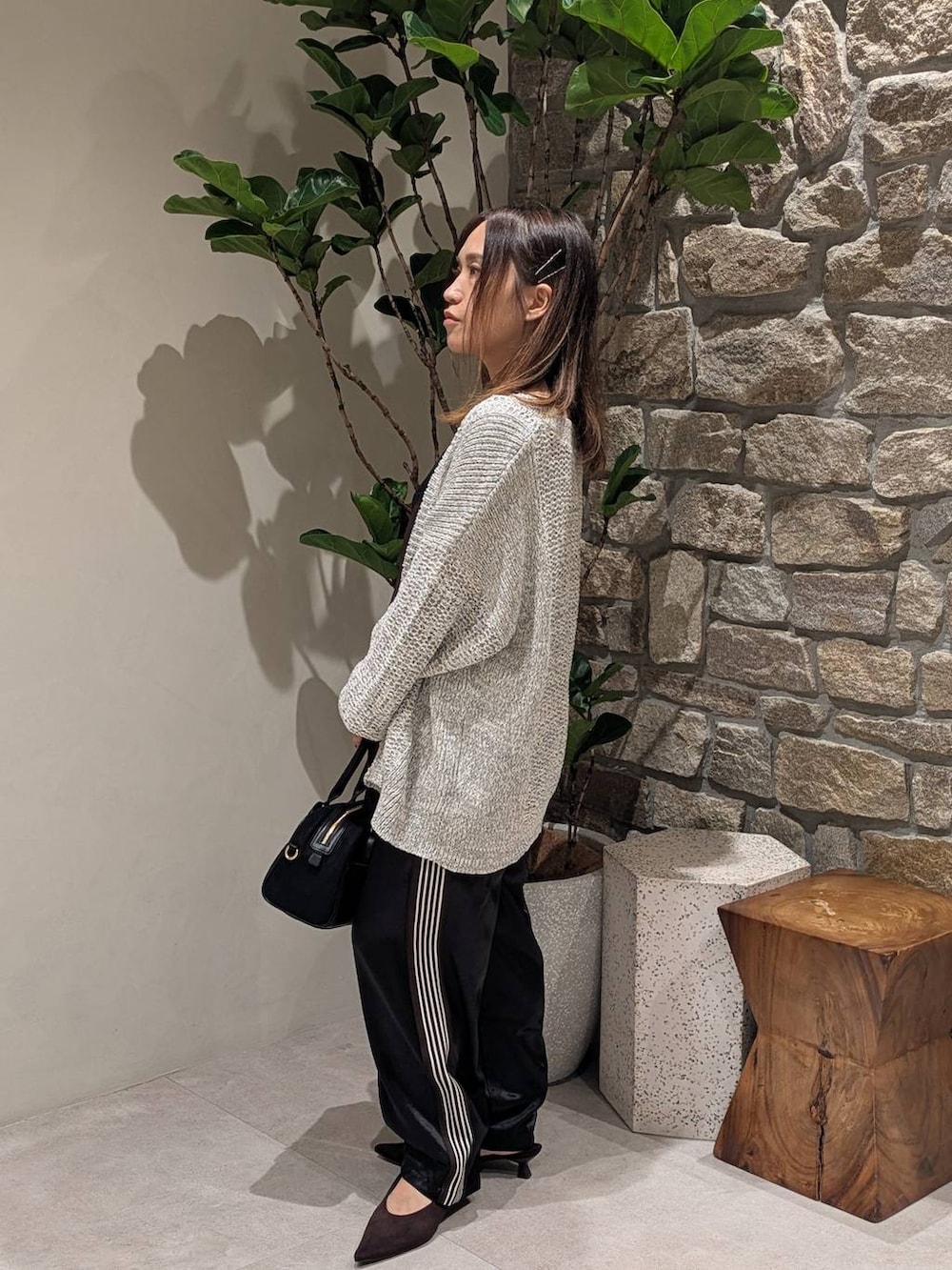 ブラウン系のパンプス、ブラック系のその他パンツ、ホワイト系のカーディガン/ボレロを着用したレディースの秋コーディネートの3枚目の写真