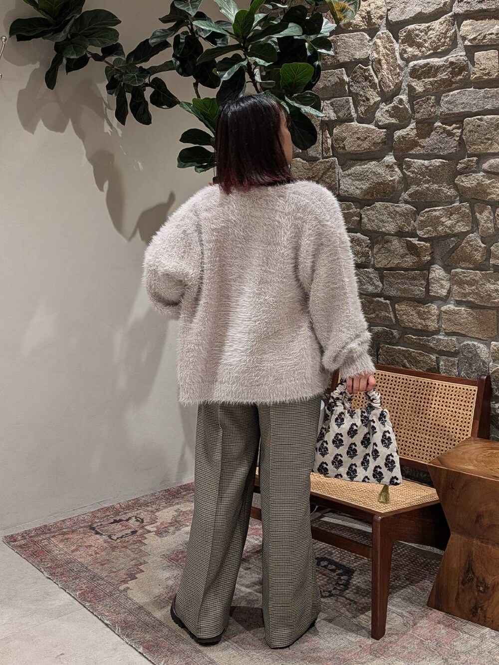 ブラック系のニット/セーター、ブラック系のローファー、グレー系のカーディガン/ボレロを着用したレディースの冬コーディネートの2枚目の写真