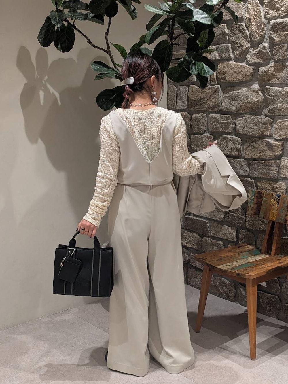 その他のローファー、ベージュ系のテーラードジャケット、ベージュ系のつなぎ/オールインワンを着用したレディースの冬コーディネートの5枚目の写真