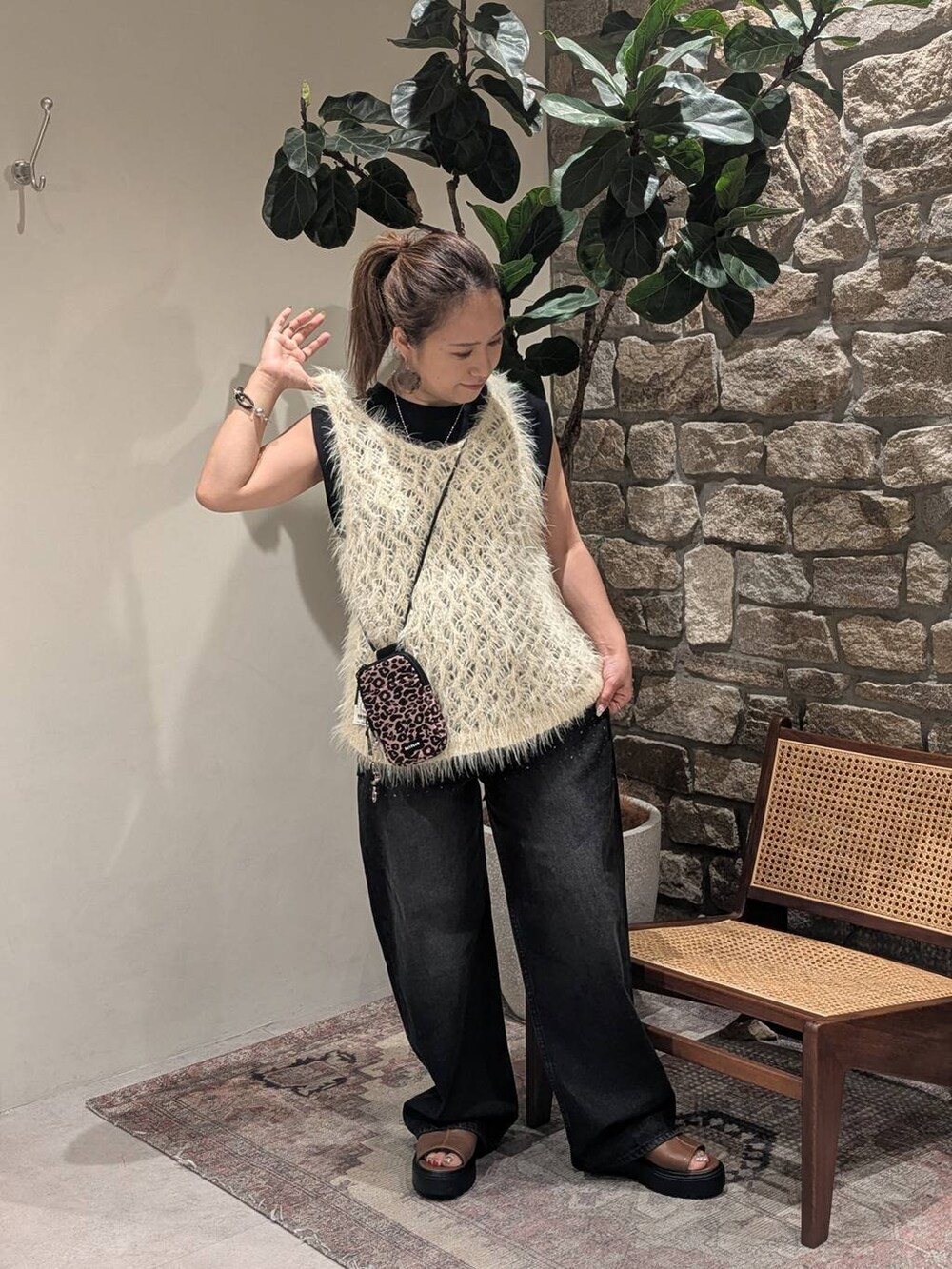 ブラウン系のショルダーバッグ、ブラック系のTシャツ/カットソー、ブラック系のデニムパンツを着用したレディースの夏コーディネートの2枚目の写真