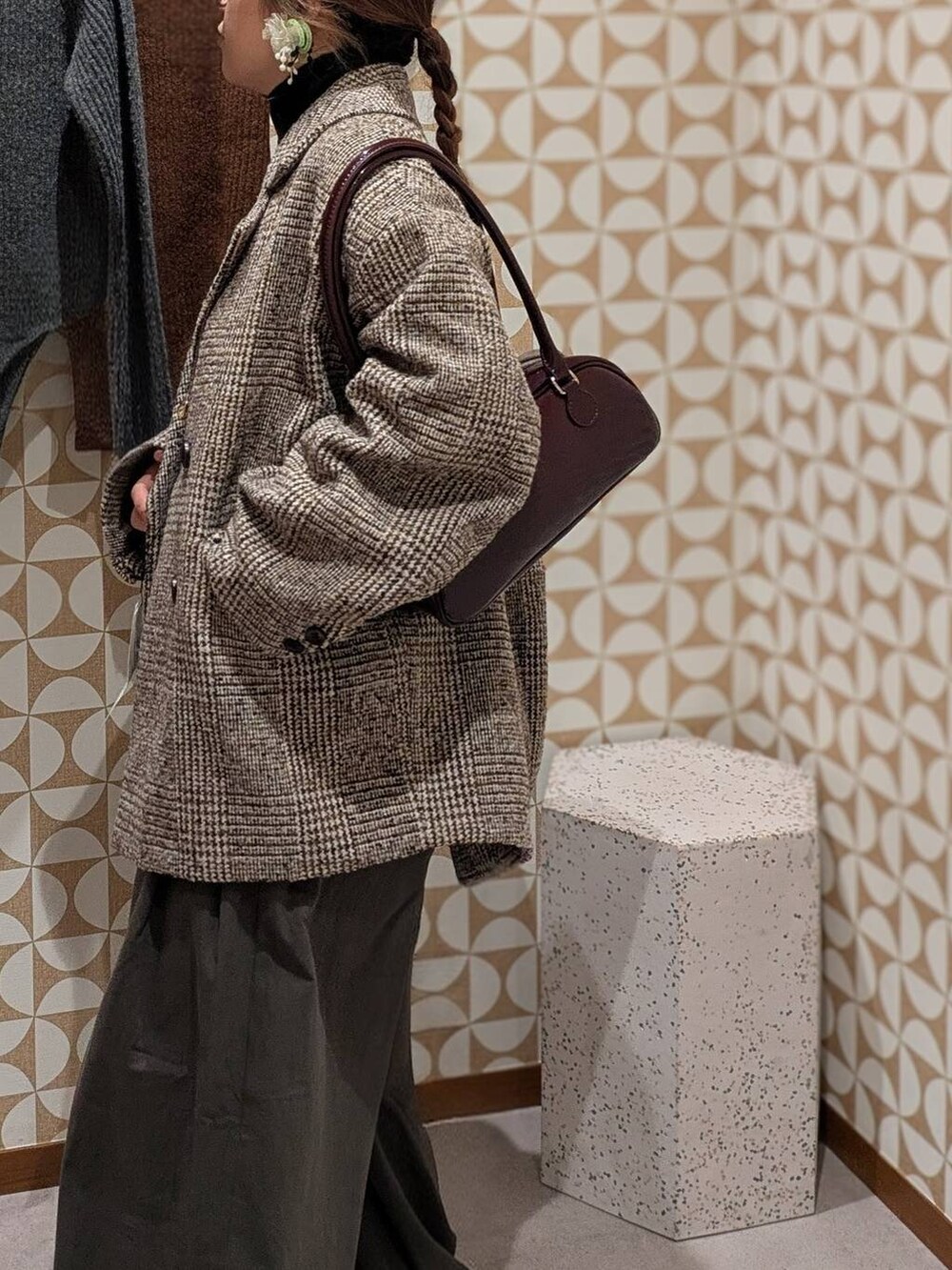 その他のローファー、グレー系のチノパンツ、ブラウン系のニット/セーターを着用したレディースの秋コーディネートの7枚目の写真