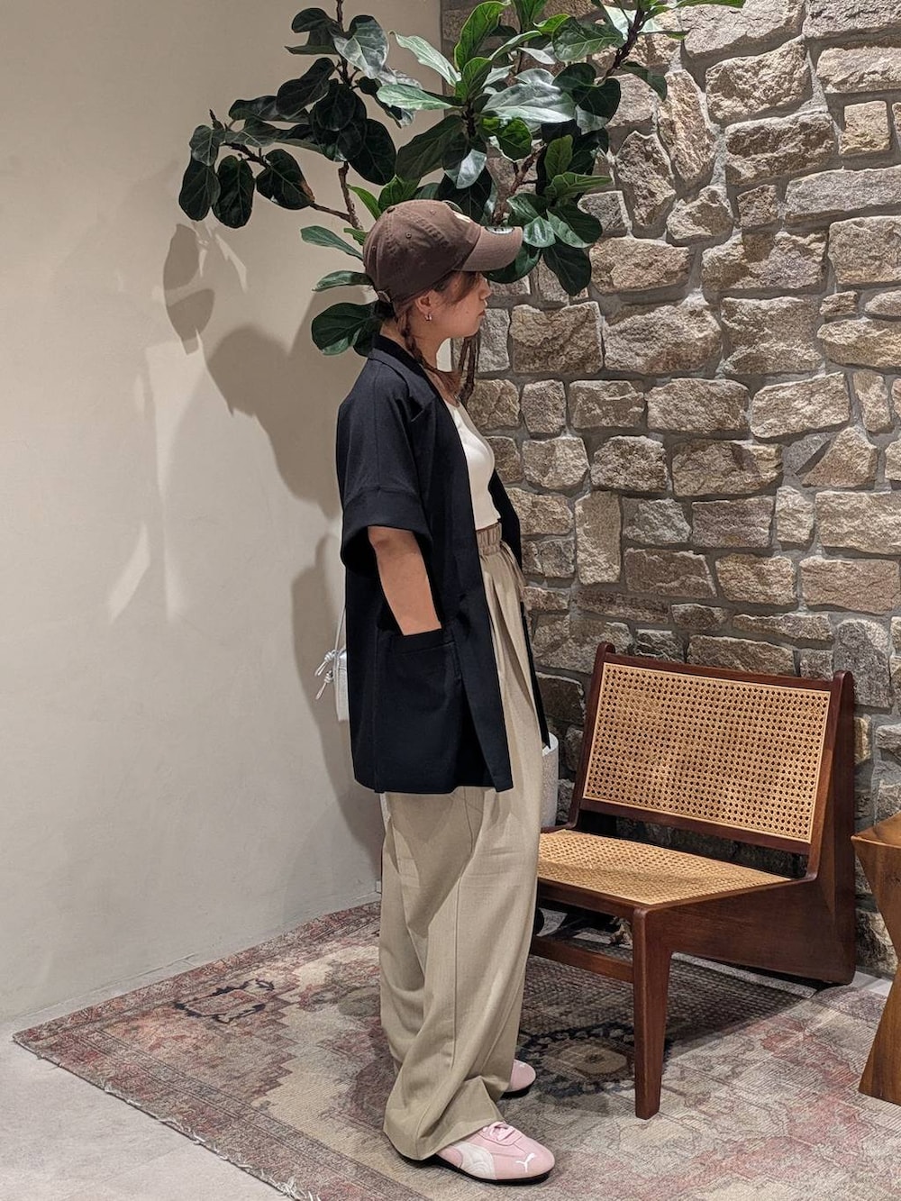ピンク系のスニーカー、シルバー系のショルダーバッグ、ベージュ系のその他パンツを着用したレディースの夏コーディネートの3枚目の写真