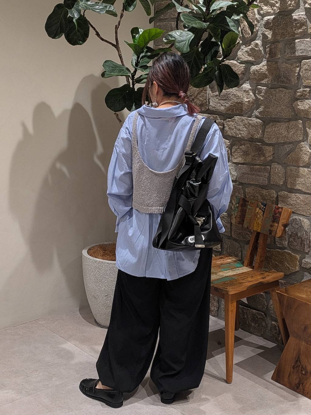 ブラック系のローファー、グレー系のその他トップス、ブラック系のトートバッグを着用したレディースの春コーディネートの4枚目の写真