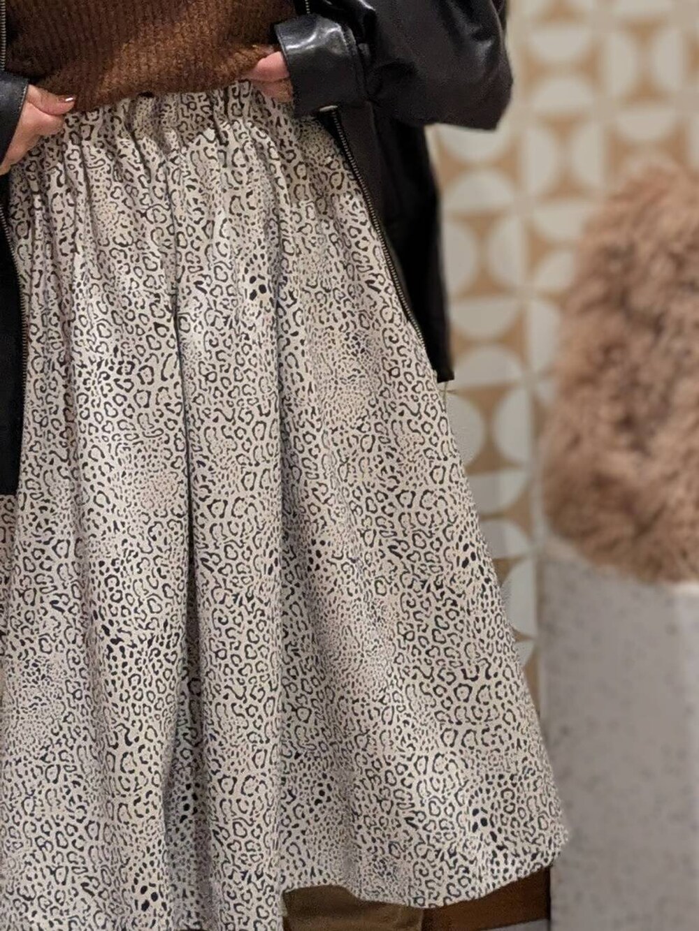 ベージュ系のブーツ、ブラウン系のショルダーバッグ、その他のその他アウターを着用したレディースの秋コーディネートの4枚目の写真