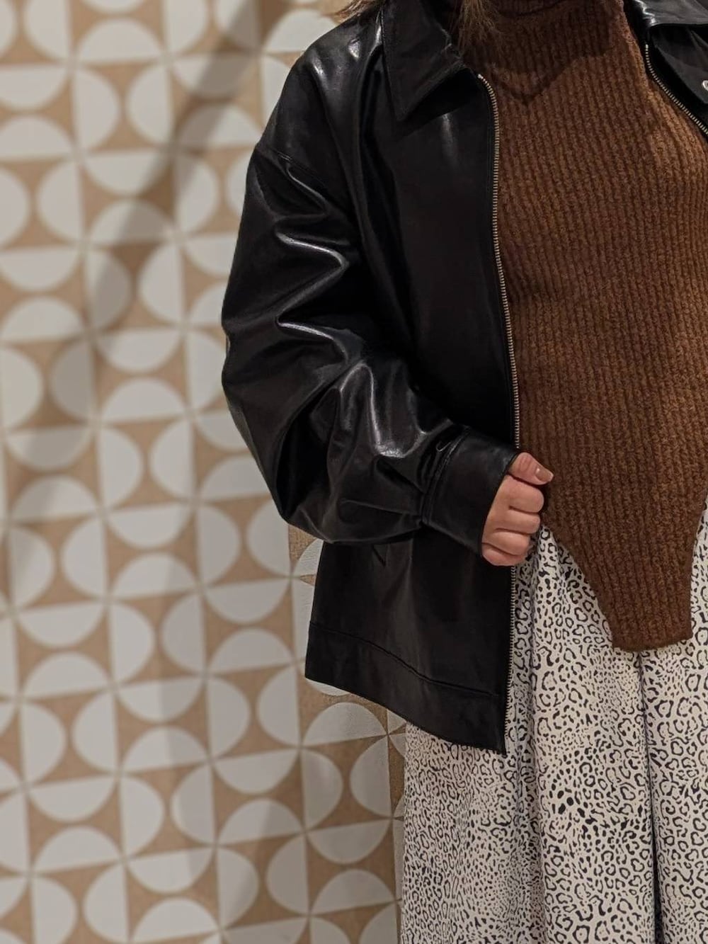 ベージュ系のブーツ、ブラウン系のショルダーバッグ、その他のその他アウターを着用したレディースの秋コーディネートの3枚目の写真