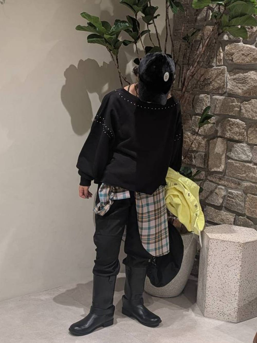 ブラック系のブーツ、ブラック系のその他パンツ、ブラック系のスウェットを着用したレディースの秋コーディネートの4枚目の写真