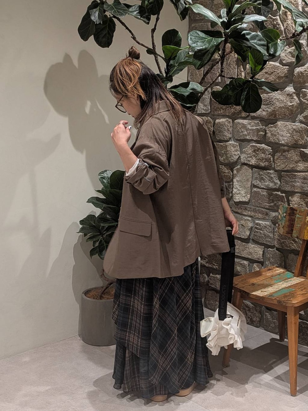 ブラウン系のテーラードジャケット、ホワイト系のTシャツ/カットソー、ブルー系のスカートを着用したレディースの夏コーディネートの3枚目の写真