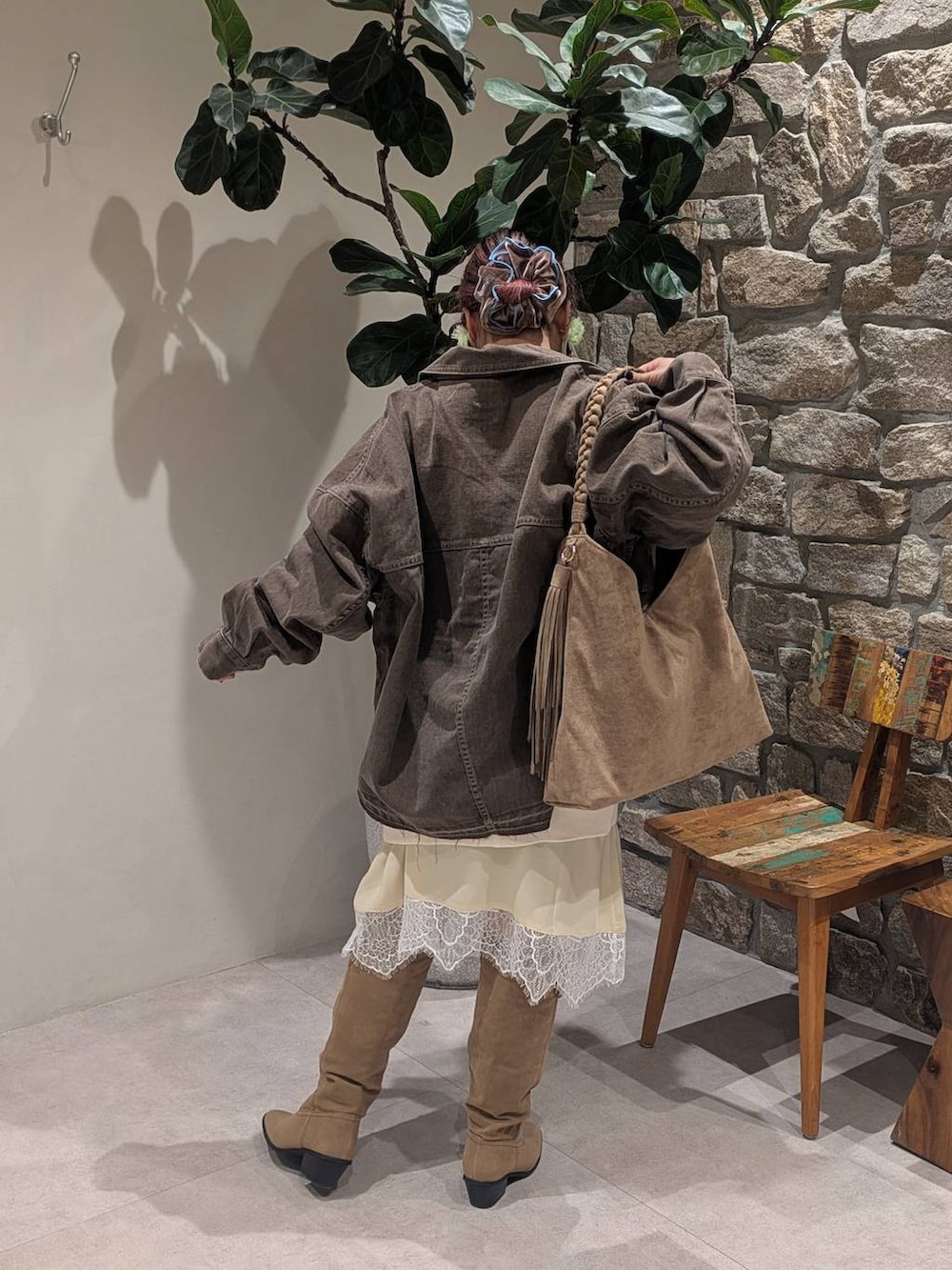 ベージュ系のトートバッグ、ベージュ系のブーツ、ベージュ系のスウェットを着用したレディースの冬コーディネートの2枚目の写真