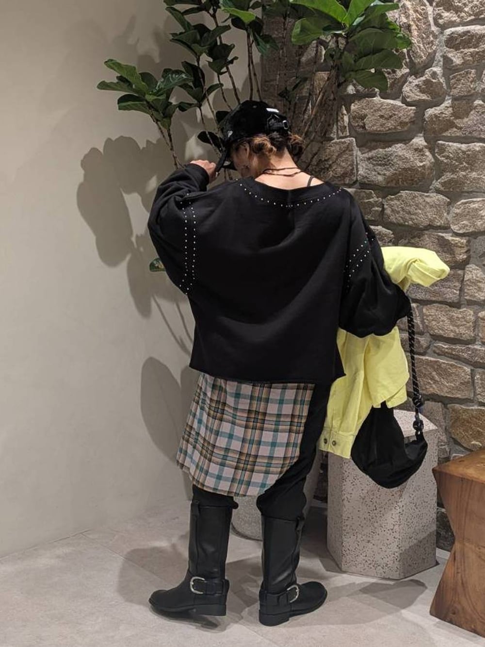 ブラック系のブーツ、ブラック系のその他パンツ、ブラック系のスウェットを着用したレディースの秋コーディネートの5枚目の写真