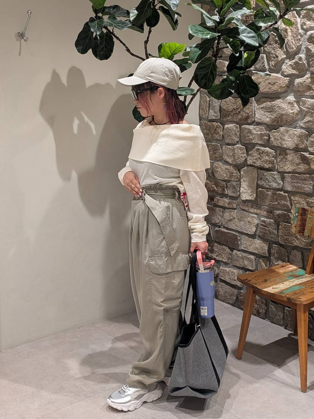 グレー系のスニーカー、グレー系のカーゴパンツ、ホワイト系のニット/セーターを着用したレディースの春コーディネートの3枚目の写真