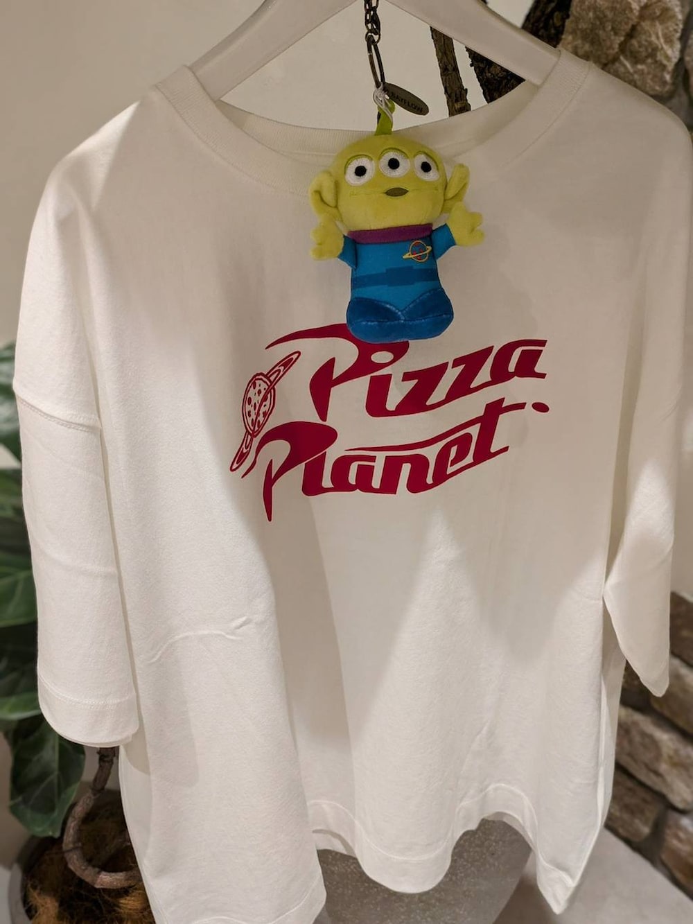 ホワイト系のTシャツ/カットソー、ブラック系のTシャツ/カットソー、ベージュ系のTシャツ/カットソーを着用したレディースの夏コーディネートの3枚目の写真