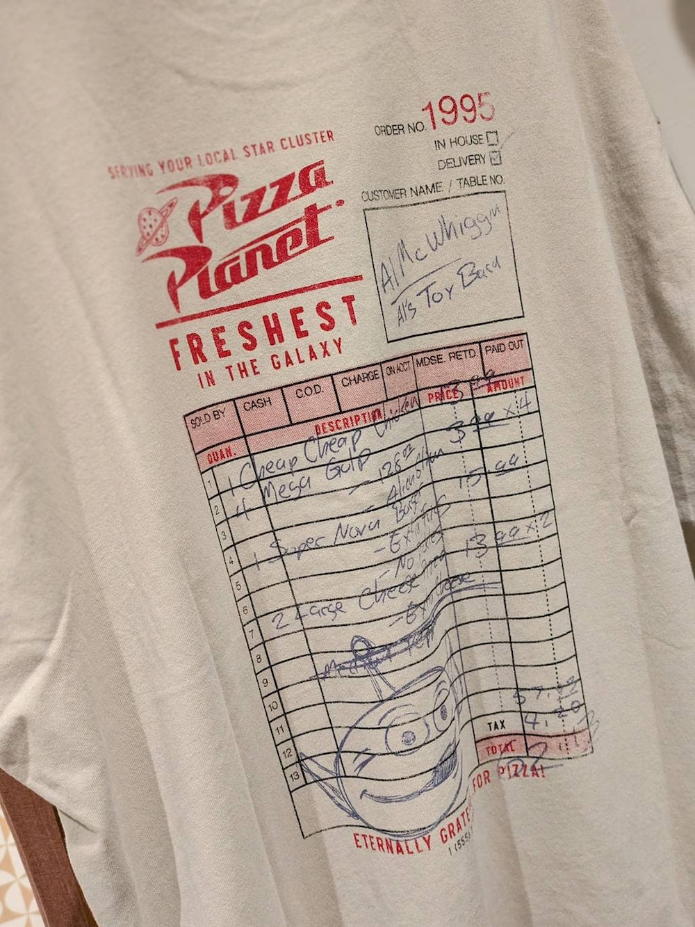 ホワイト系のTシャツ/カットソー、ブラック系のTシャツ/カットソー、ベージュ系のTシャツ/カットソーを着用したレディースの夏コーディネートの4枚目の写真