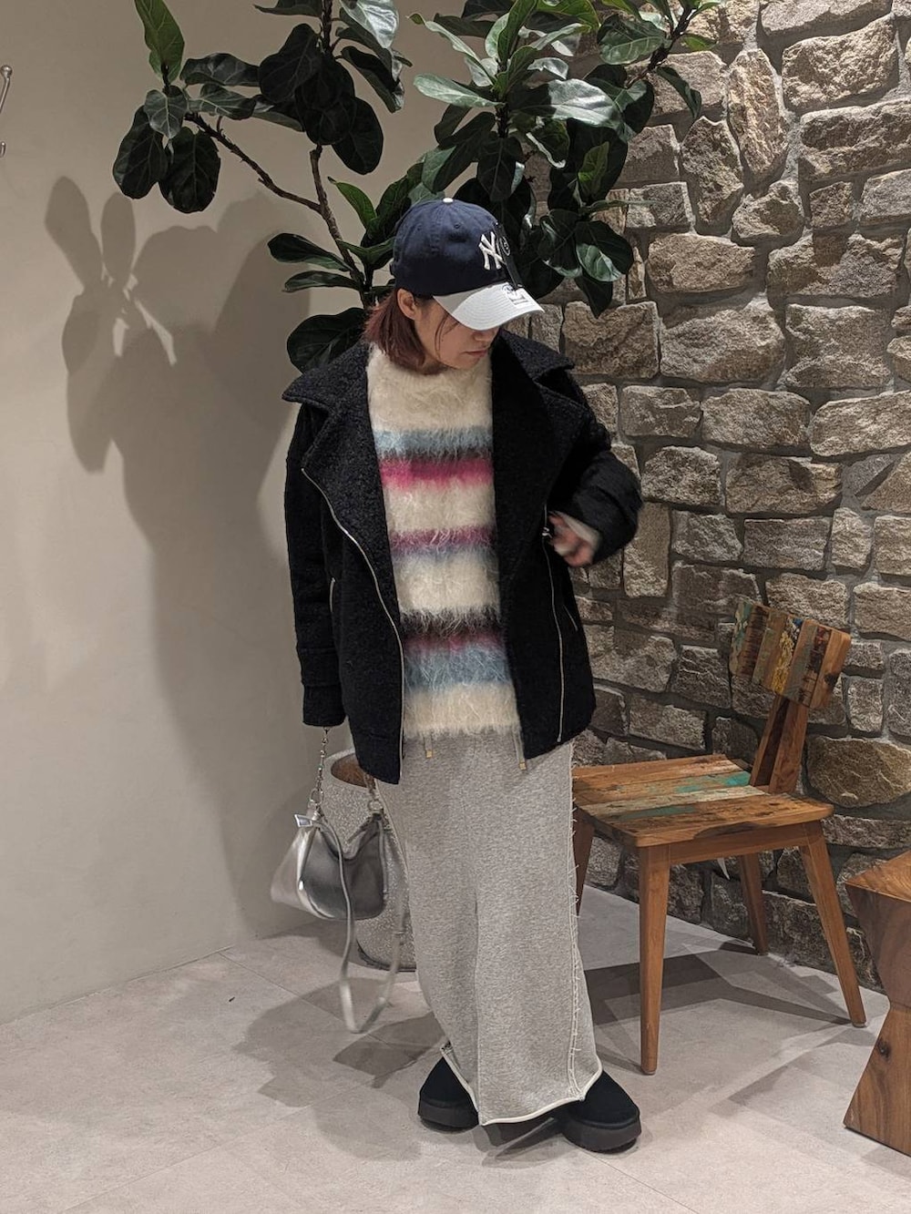 グレー系のその他アウター、シルバー系のハンドバッグ、ホワイト系のニット/セーターを着用したレディースの冬コーディネートの4枚目の写真