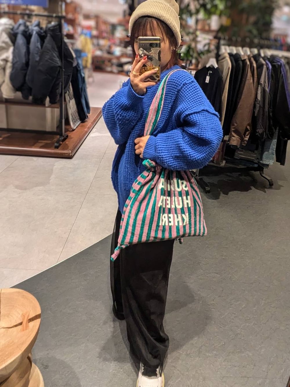 ブルー系のトートバッグ、イエロー系のトートバッグ、ホワイト系のトートバッグを着用したレディースの冬コーディネートの2枚目の写真