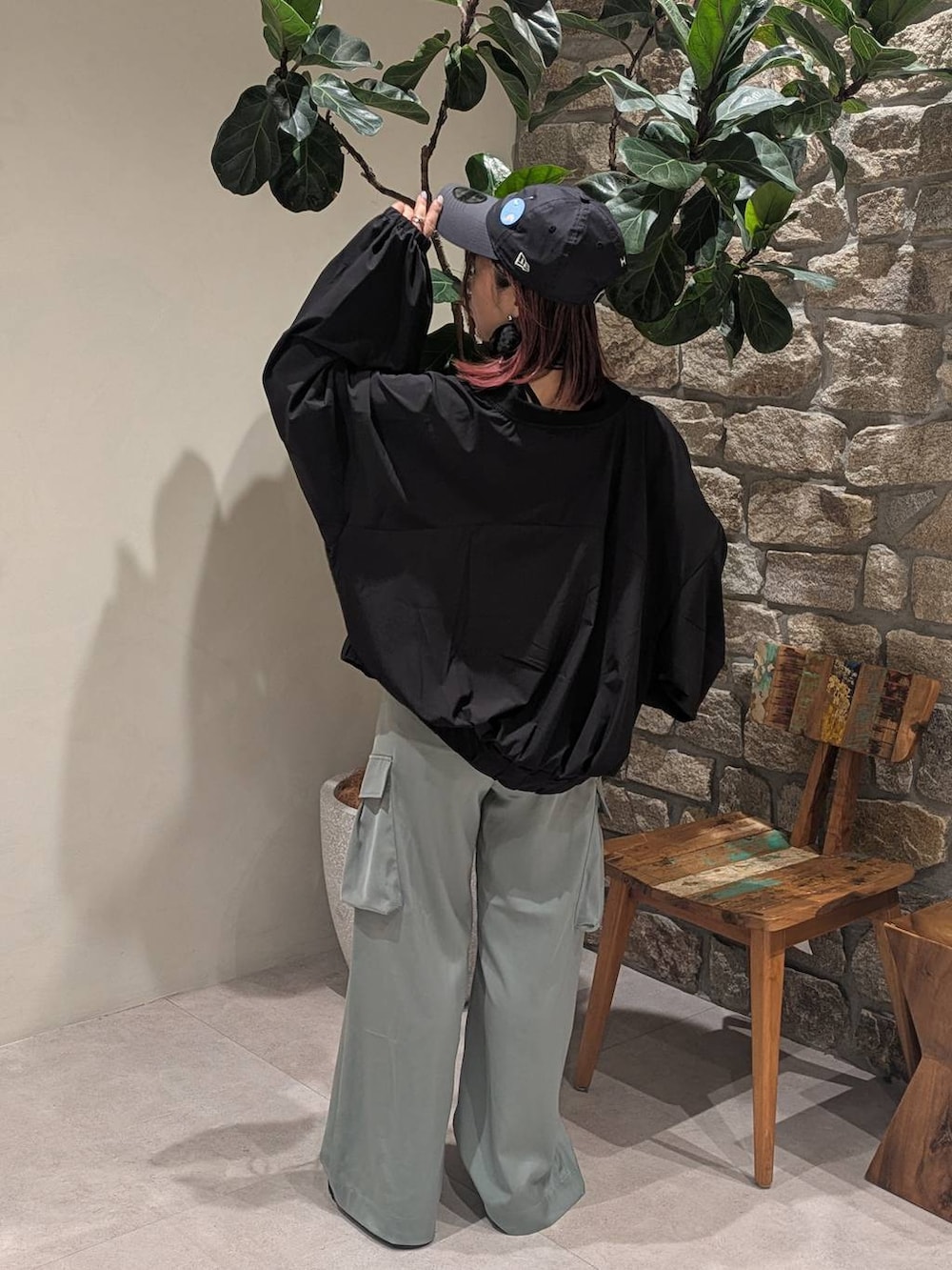 ベージュ系のショルダーバッグ、ブラック系のサンダル、ブラック系のブルゾンを着用したレディースの春コーディネートの3枚目の写真