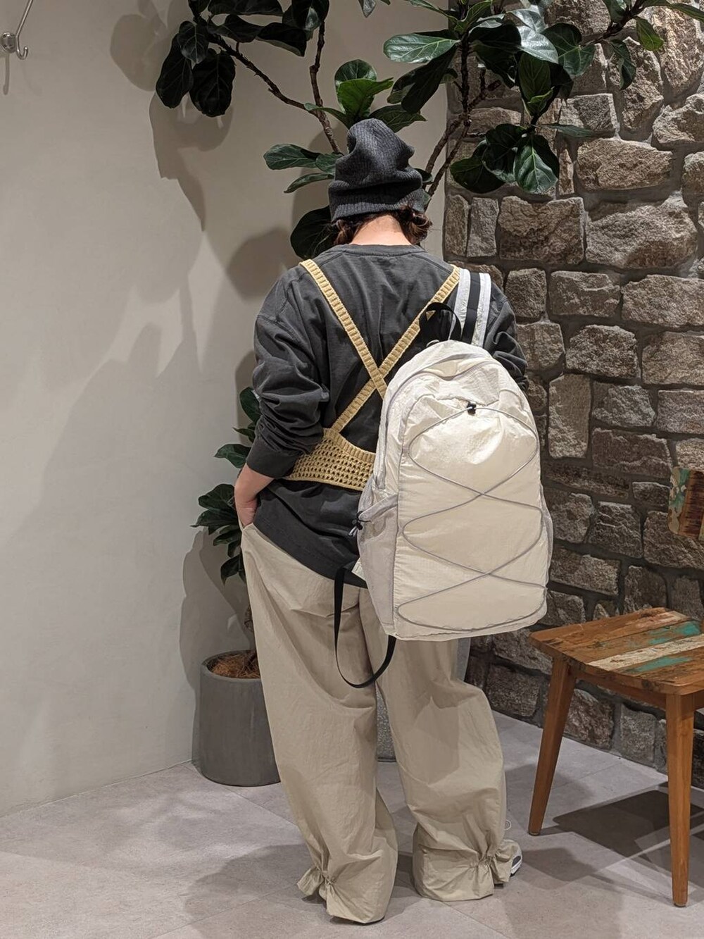 ホワイト系のバックパック/リュック、ベージュ系のその他パンツ、イエロー系のTシャツ/カットソーを着用したレディースの秋コーディネートの4枚目の写真