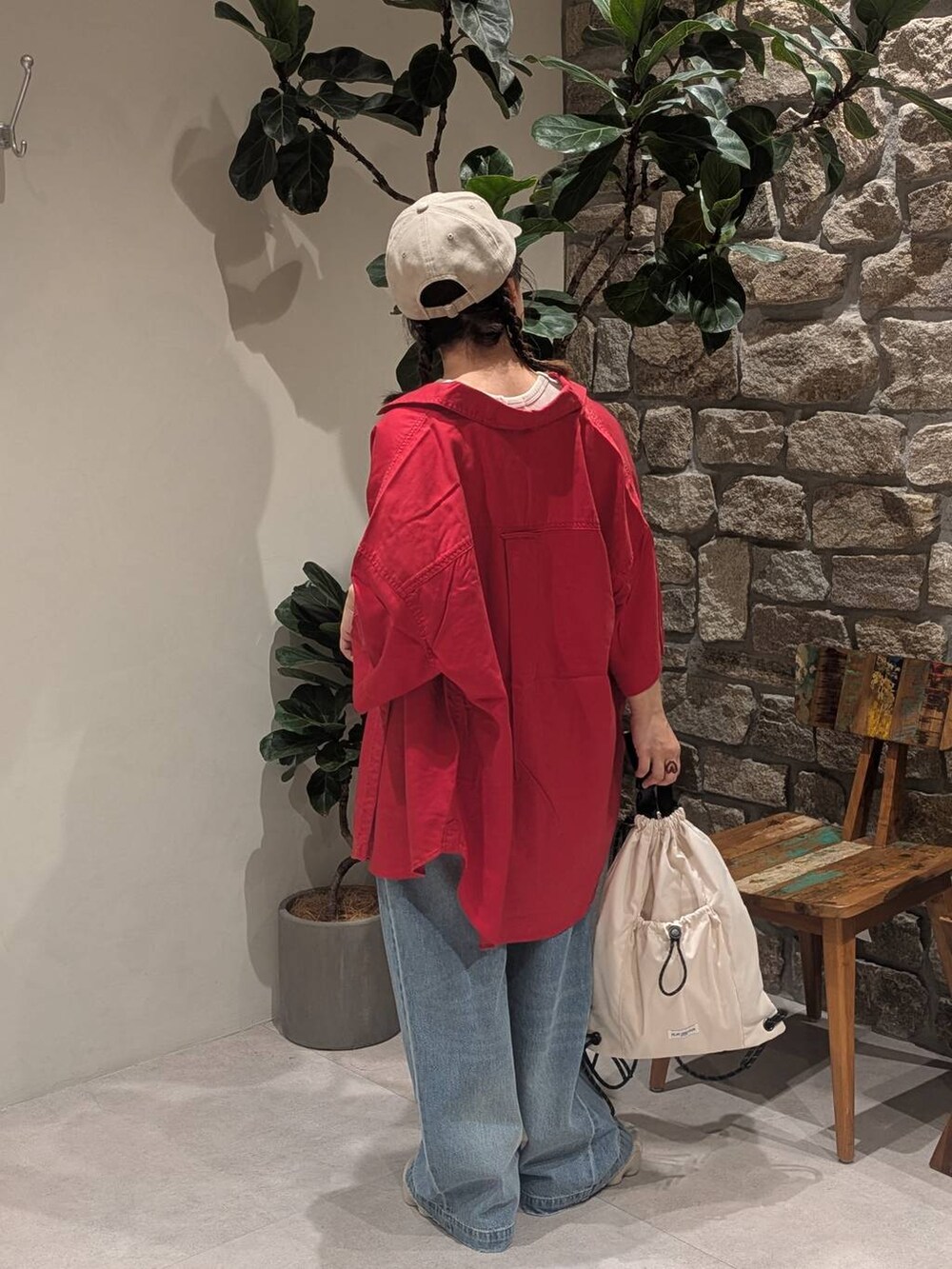 レッド系のTシャツ/カットソー、レッド系のニット/セーター、レッド系のシャツ/ブラウスを着用したレディースの夏コーディネートの9枚目の写真