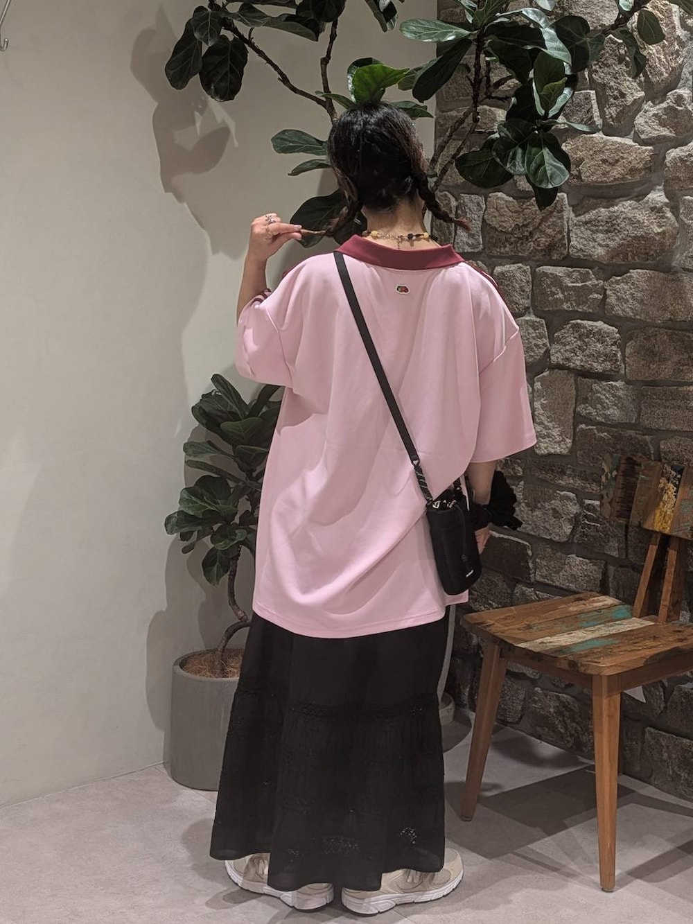 ベージュ系のスニーカー、ブラック系のスカート、ブラック系のショルダーバッグを着用したレディースの夏コーディネートの5枚目の写真