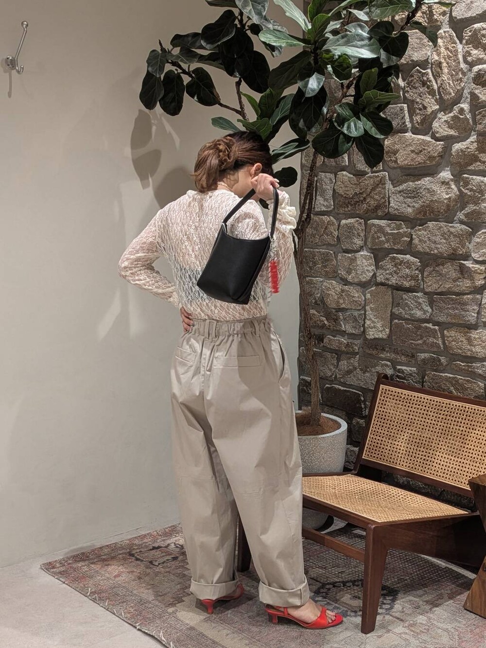 レッド系のサンダル、ホワイト系のTシャツ/カットソー、ベージュ系のその他パンツを着用したレディースの夏コーディネートの3枚目の写真