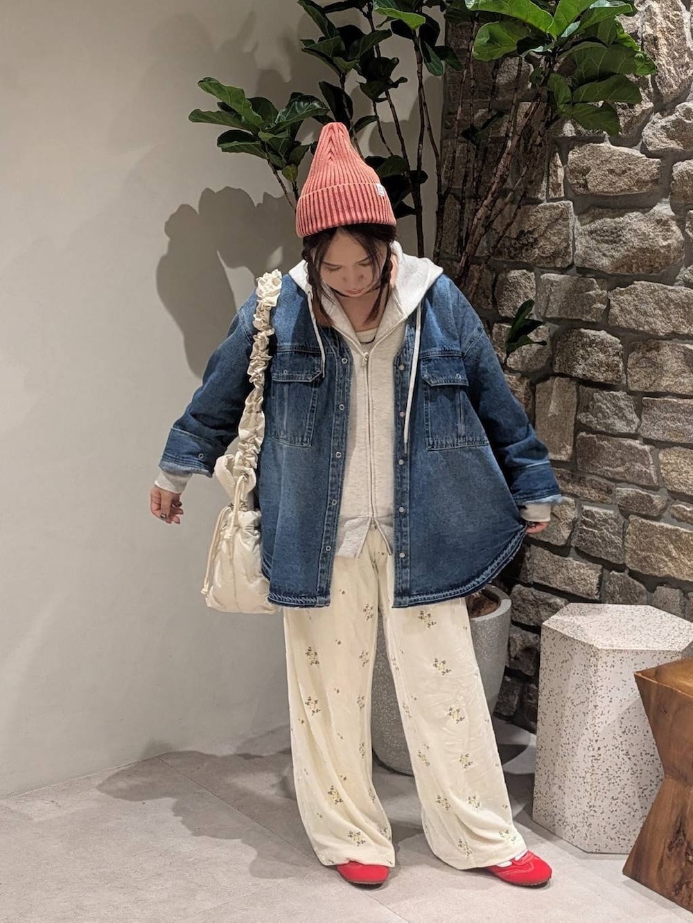 ブルー系のシャツ/ブラウス、ベージュ系のその他パンツ、ホワイト系のショルダーバッグを着用したレディースの秋コーディネートの2枚目の写真