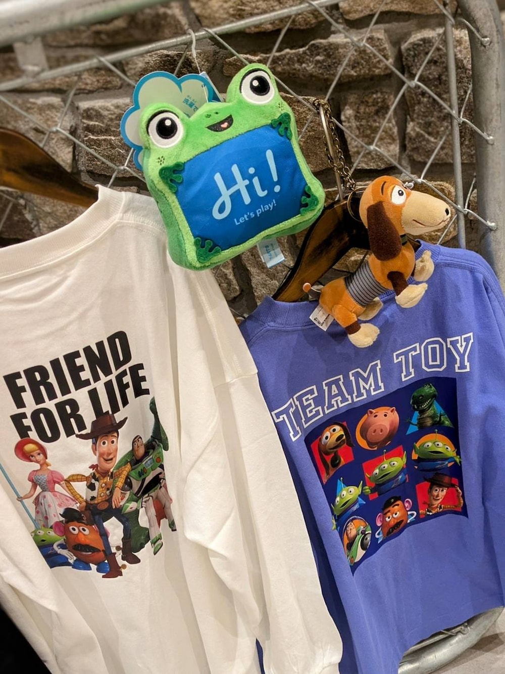 ホワイト系のTシャツ/カットソー、ブラック系のTシャツ/カットソー、パープル系のTシャツ/カットソーを着用したキッズの夏コーディネートの3枚目の写真