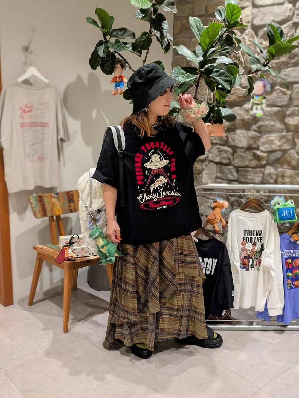 ホワイト系のTシャツ/カットソー、ブラック系のTシャツ/カットソー、ベージュ系のTシャツ/カットソーを着用したレディースの夏コーディネートの7枚目の写真