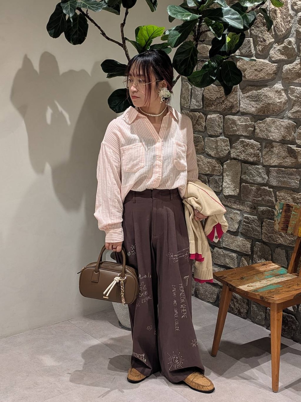 ピンク系のシャツ/ブラウス、ベージュ系のローファー、ベージュ系のカーディガン/ボレロを着用したレディースの春コーディネートの4枚目の写真