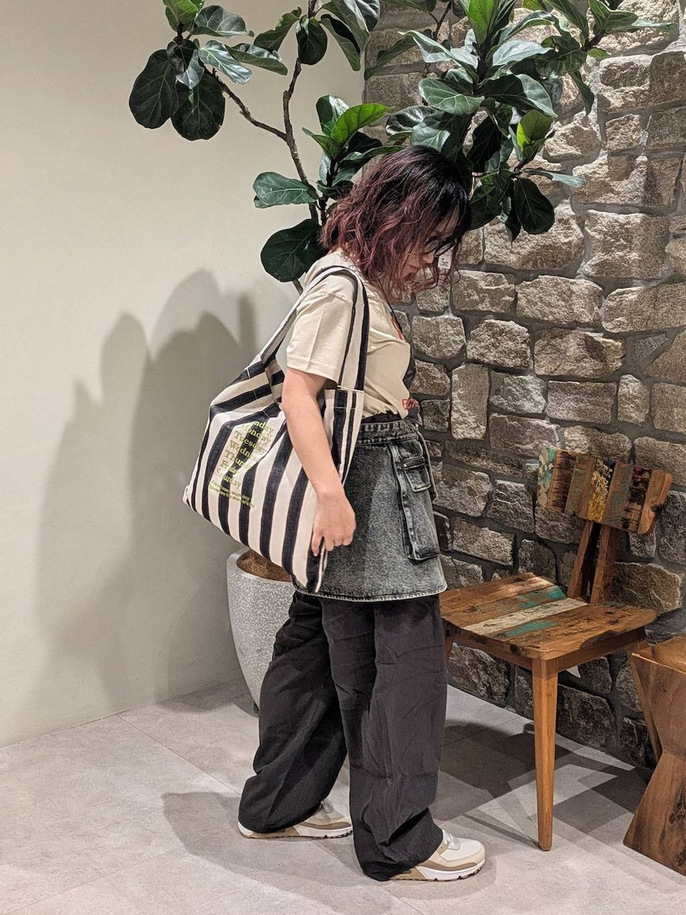 ベージュ系のTシャツ/カットソー、グレー系のデニムスカート、グレー系のその他パンツを着用したレディースの春コーディネートの4枚目の写真