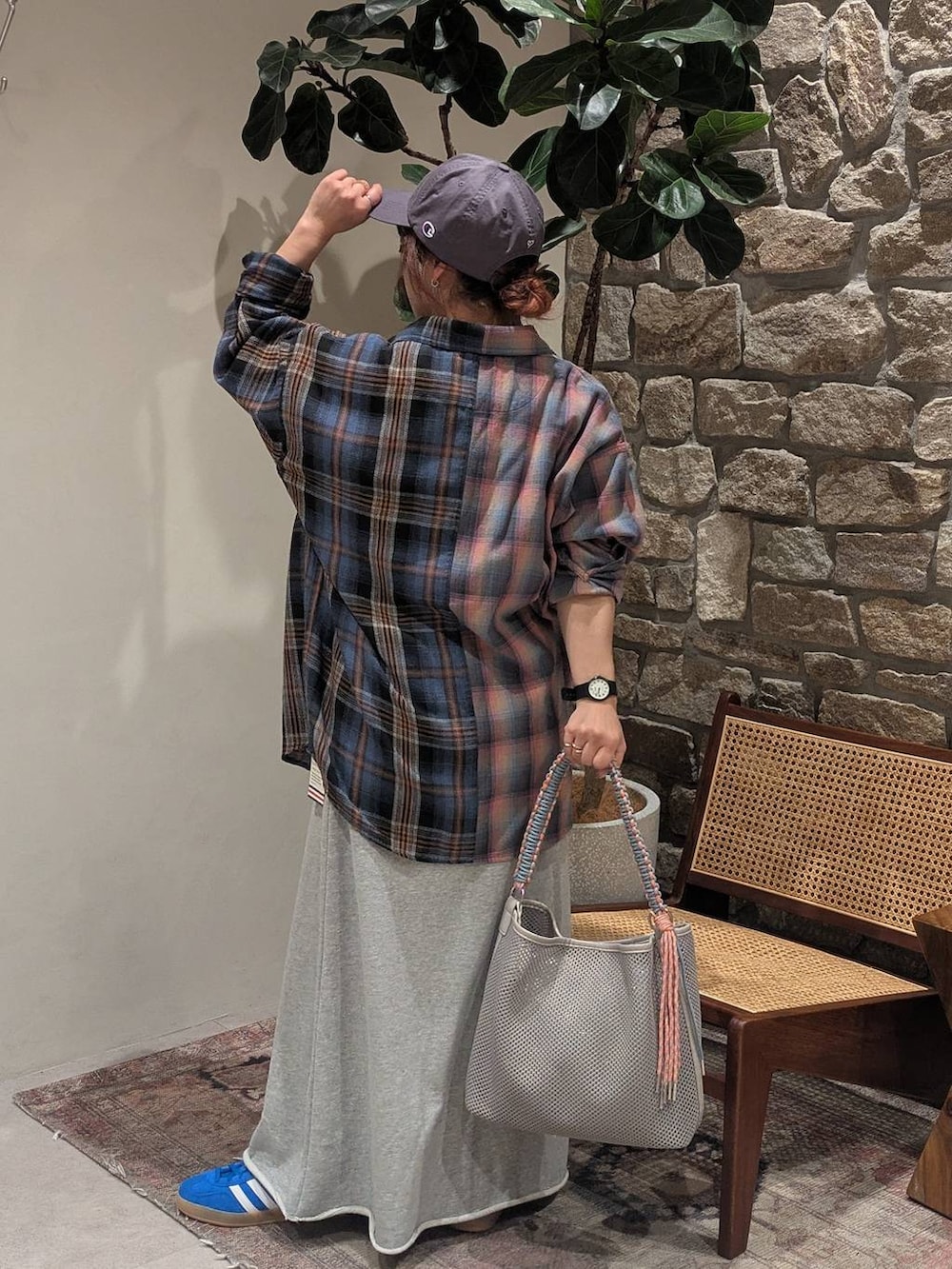 ブルー系のスニーカー、グレー系のスカート、ホワイト系のTシャツ/カットソーを着用したレディースの春コーディネートの2枚目の写真