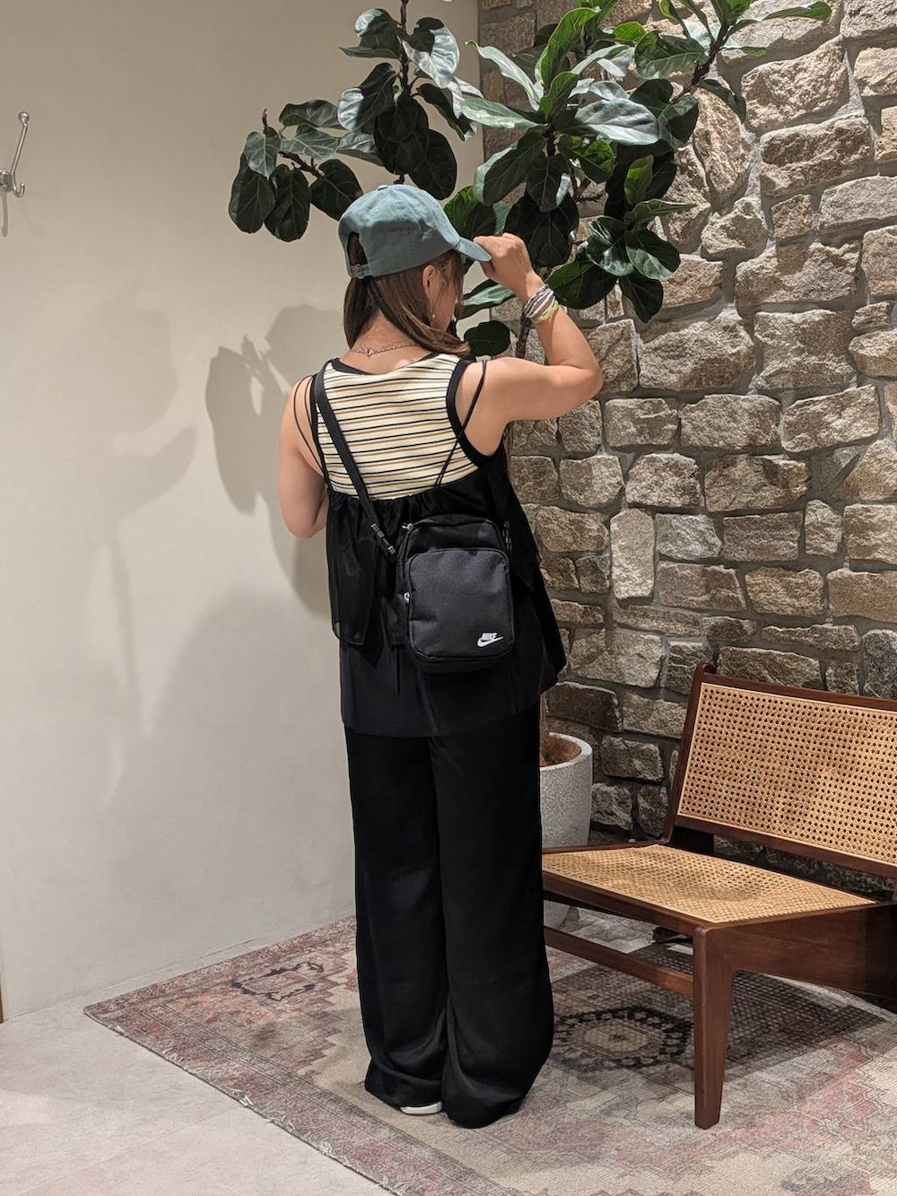 ブラック系のその他トップス、ブラック系のその他パンツ、グリーン系のキャップを着用したレディースの夏コーディネートの3枚目の写真