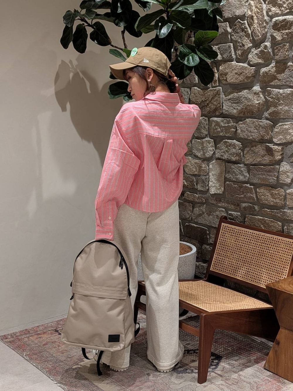「スポーティ、ラフ、BAYFLOW、ワイドパンツ、シャツ、キャップ、春コーデ、春色、ヘルシー、カジュアル、春服みてみて、スウェット、スウェットパンツ、おでかけ、リュック・バッグ」|「BEVERLY HILLS POLO CLUBの【BEVERLY HILLS POLO CLUB(ビバリーヒルズポロクラブ)】別注クロップドシャツ(シャツ/ブラウス、ピンク系)」を使った、sunabfさん(レディース・148cm)の春コーディネートの2枚目の写真